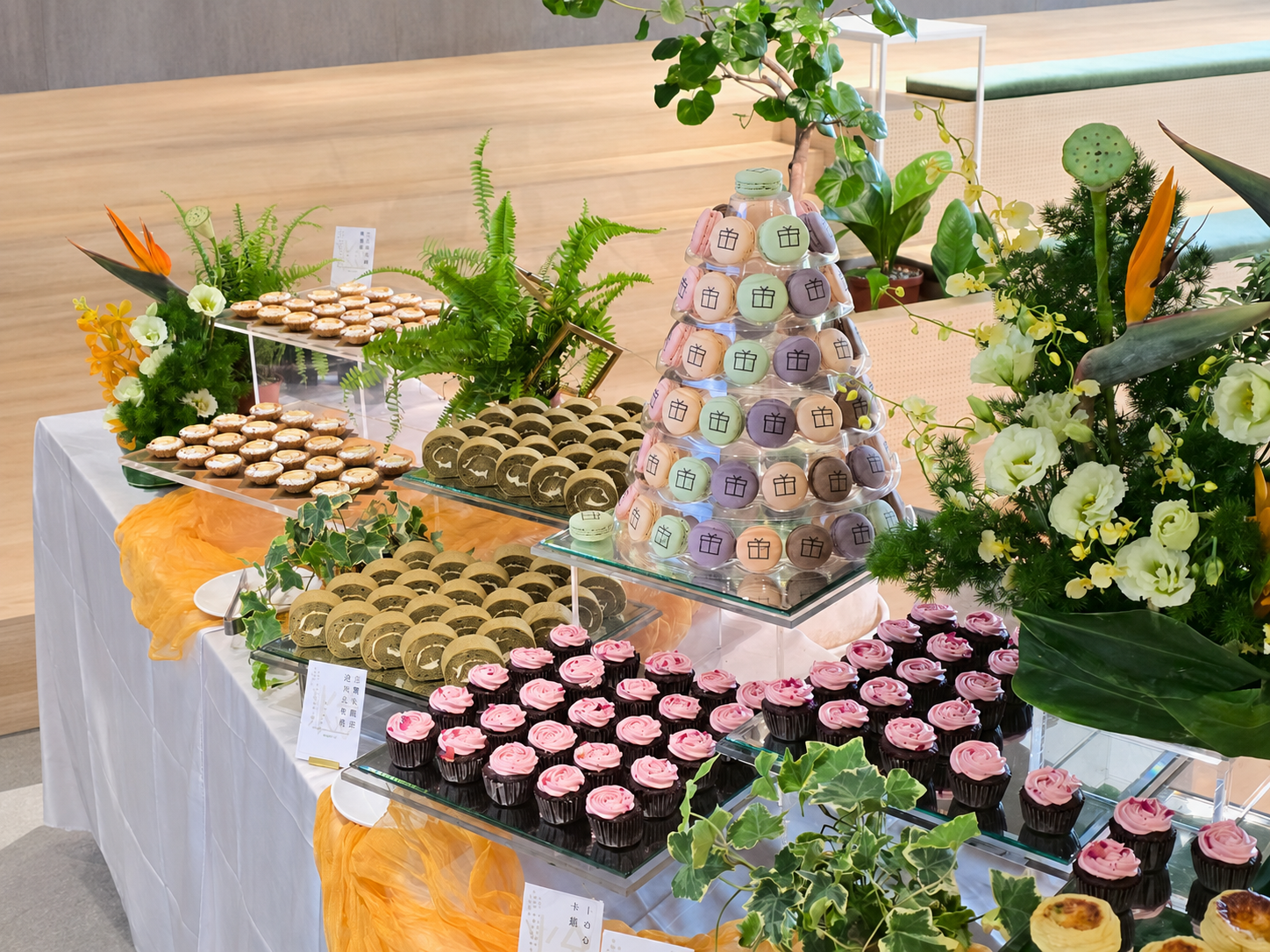 融入品牌 DNA 的視覺視覺餐檯:客製化餐點與明亮綠植花藝