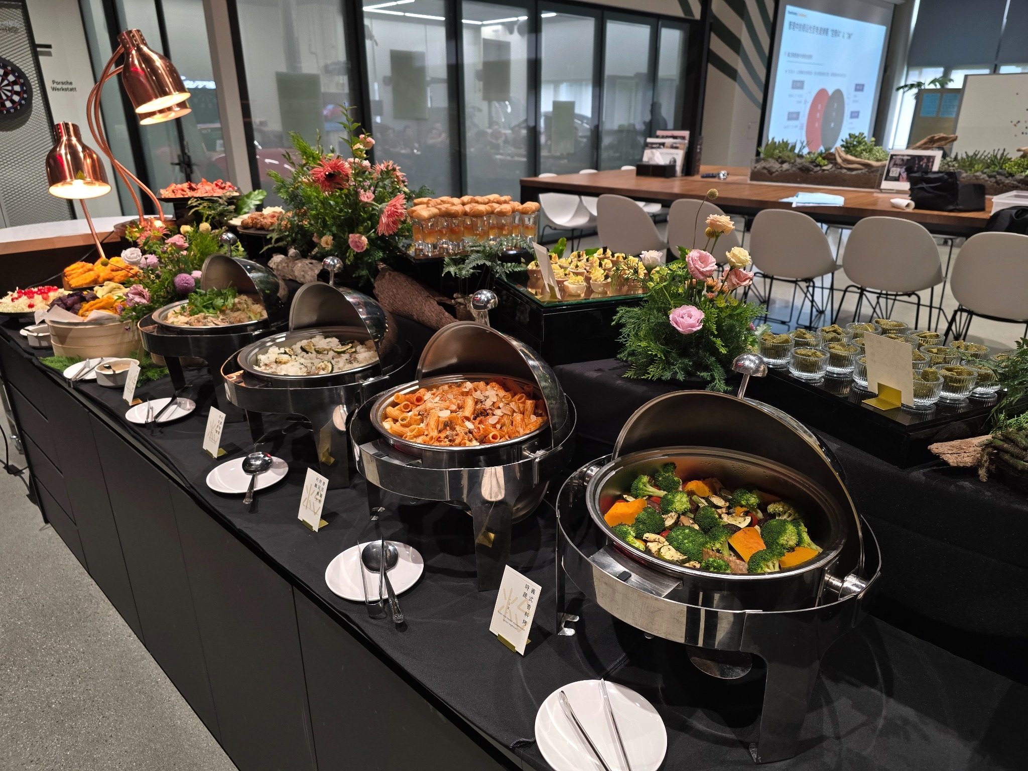 從熱食餐檯到精緻小點 兼顧交流節奏與用餐完整度