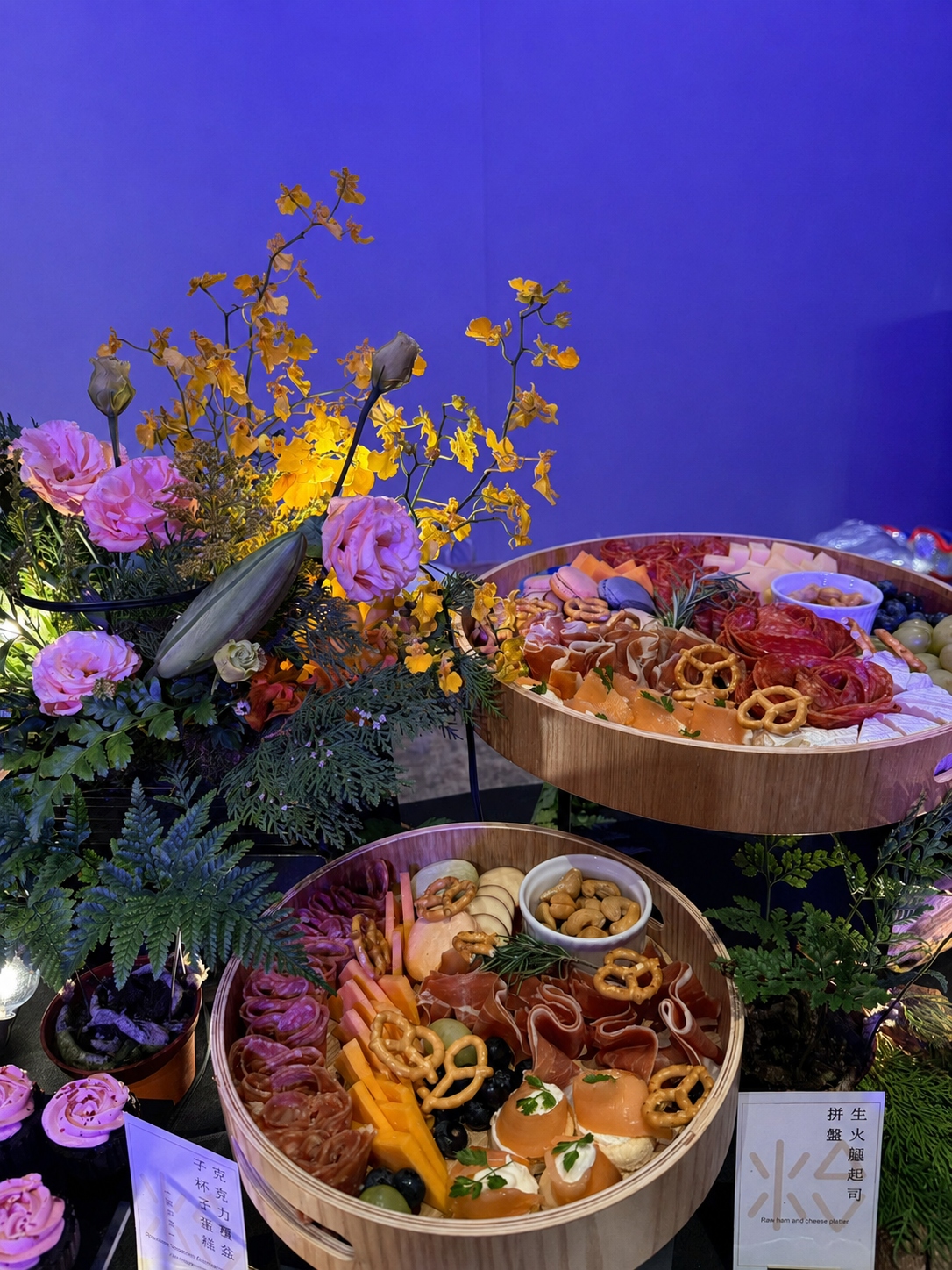 科技感空間的餐檯美學-玫瑰金照餐燈與自然沉木花藝的餐點細節