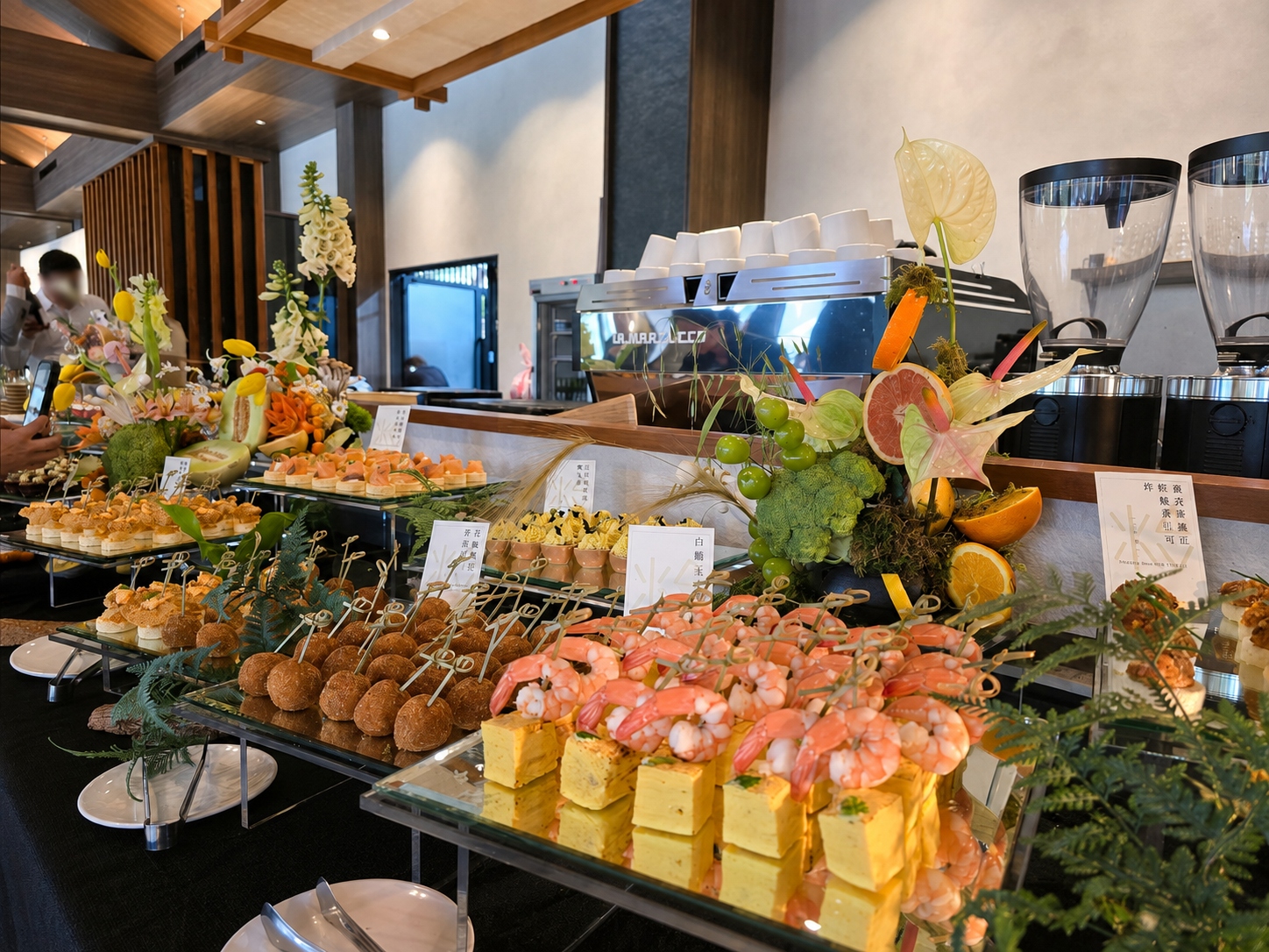 豐盛的餐點及布置-與自然綠意交織的婚禮餐檯美學