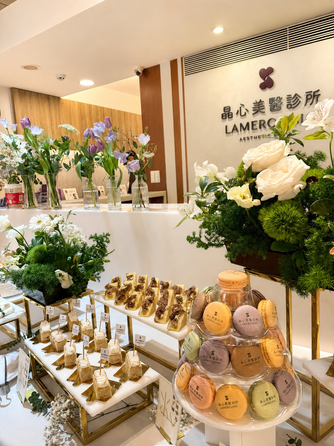 彰顯品牌辨識度的客製化-優雅優游的紫白法式花藝佈置的活動陳列