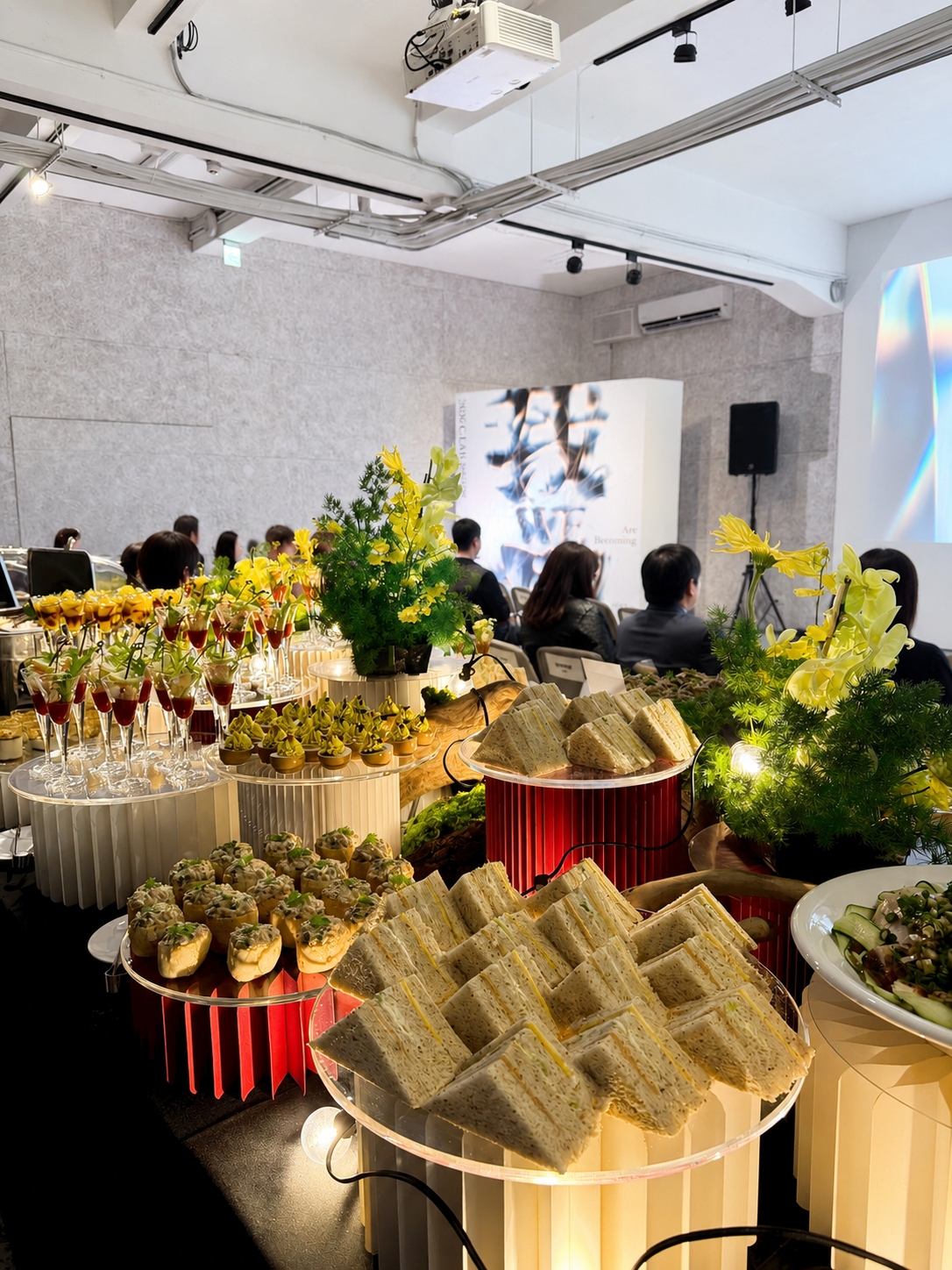當代藝廊風格餐檯造景-以幾何結構與鮮黃花藝點亮展演空間的餐點細節