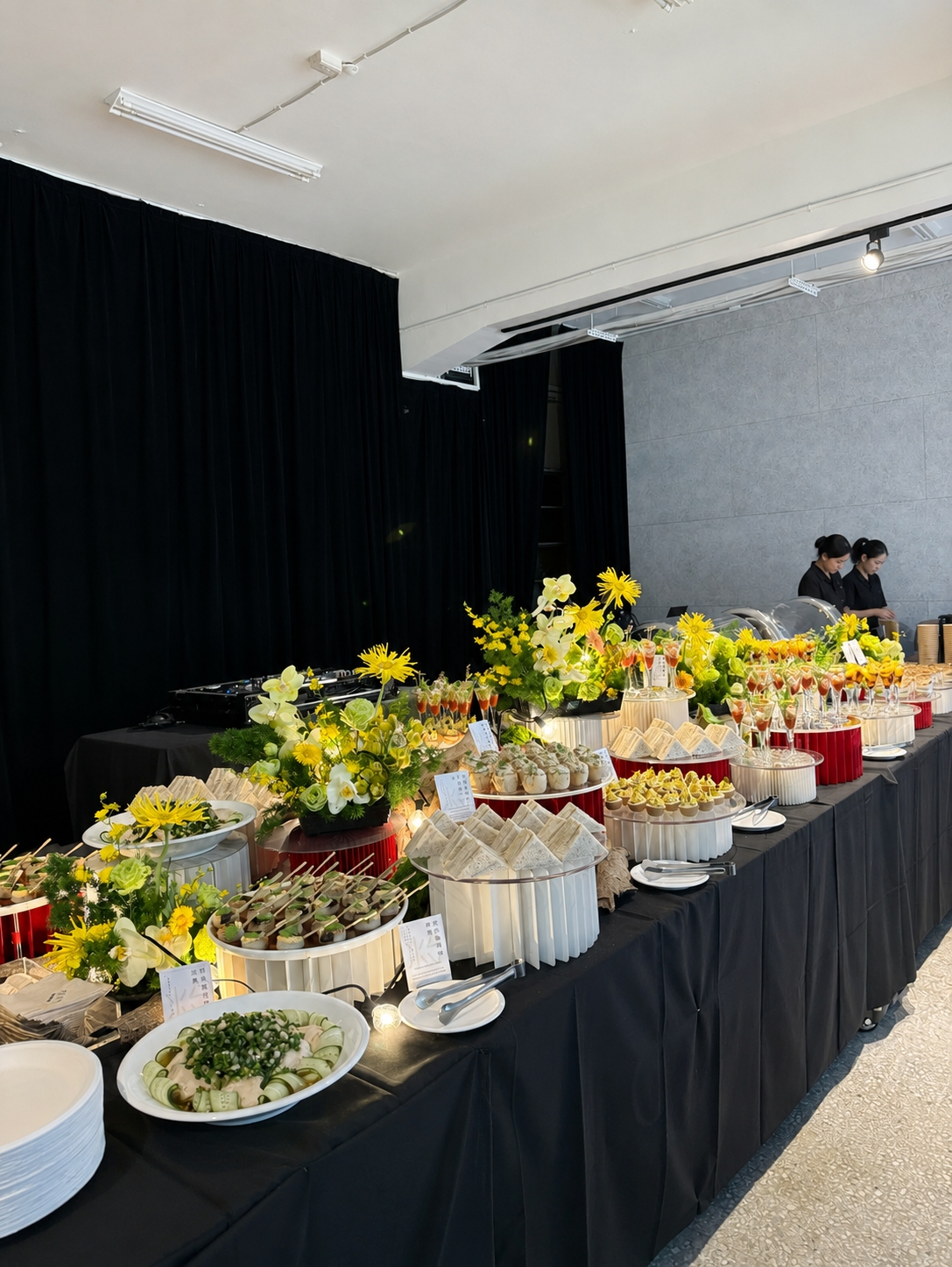 當代藝廊風格餐檯造景-以幾何結構與鮮黃花藝點亮展演空間的活動陳列