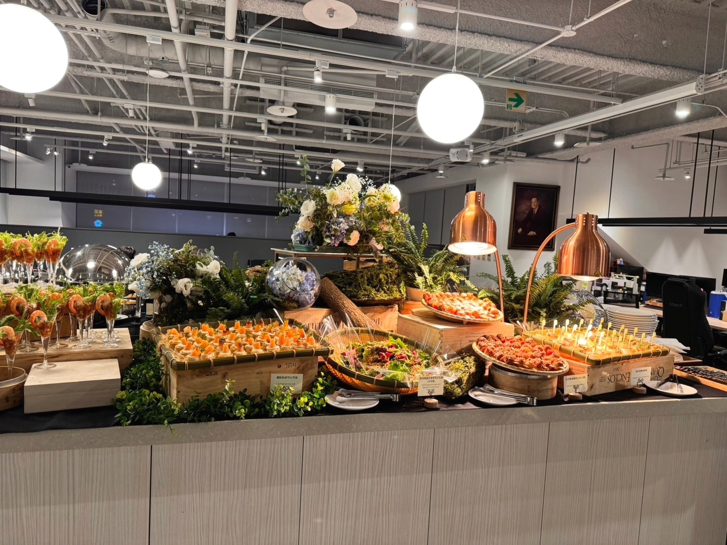 活用辦公室中島吧檯:將工作空間變身為高質感春酒宴飲現